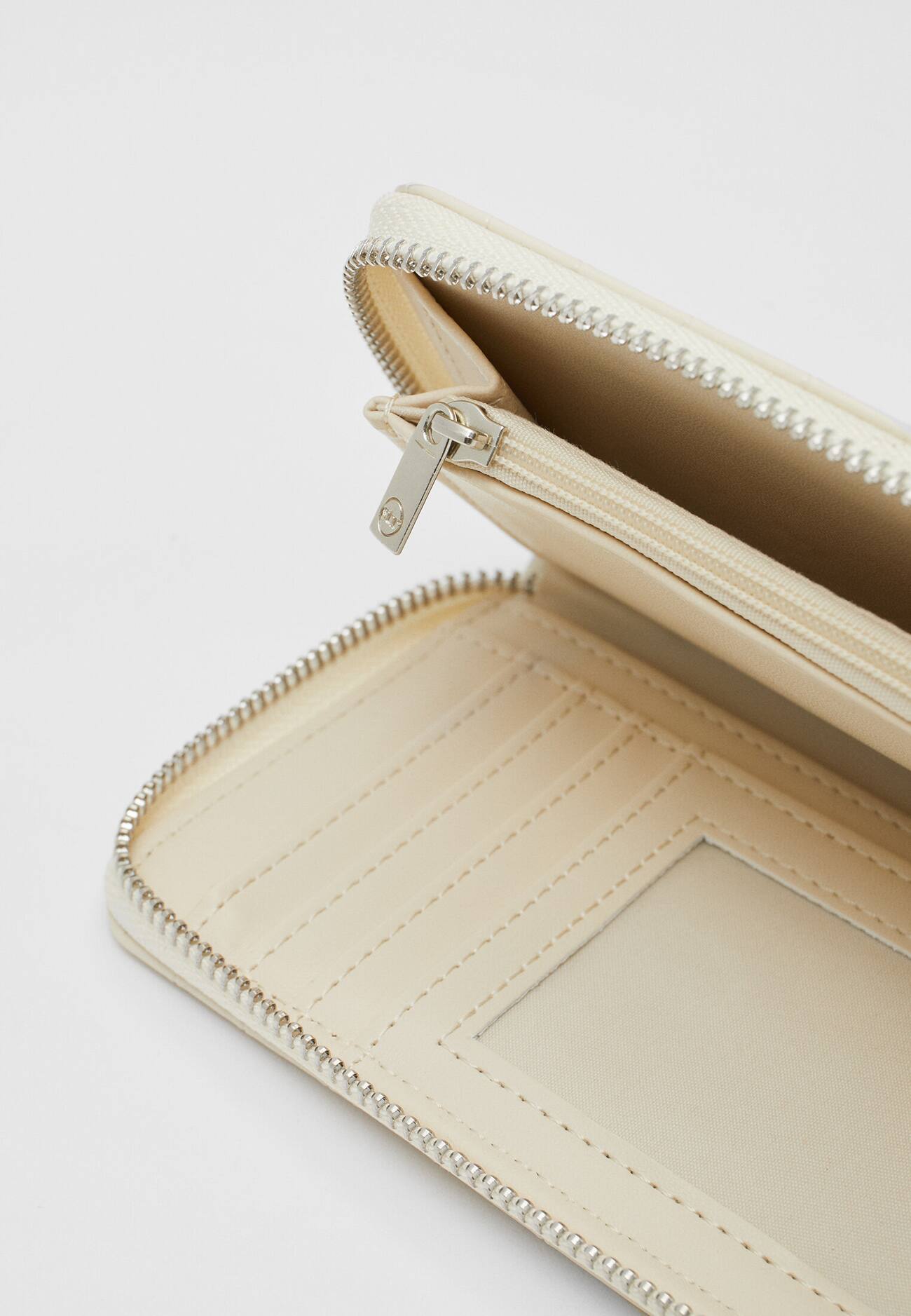 Bolsa retangular imitando crocodilo
