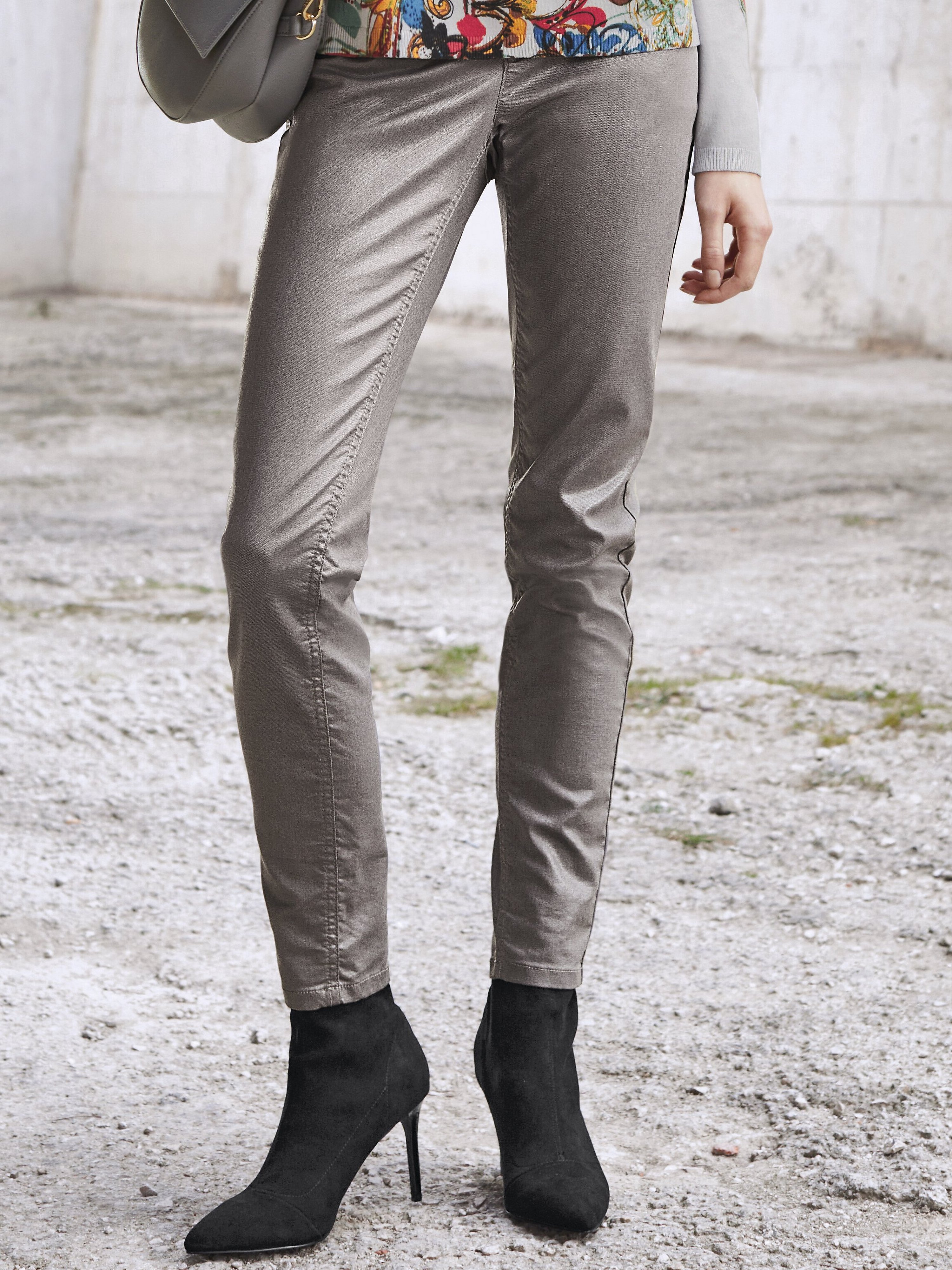 Jeans mit Glanzcoating