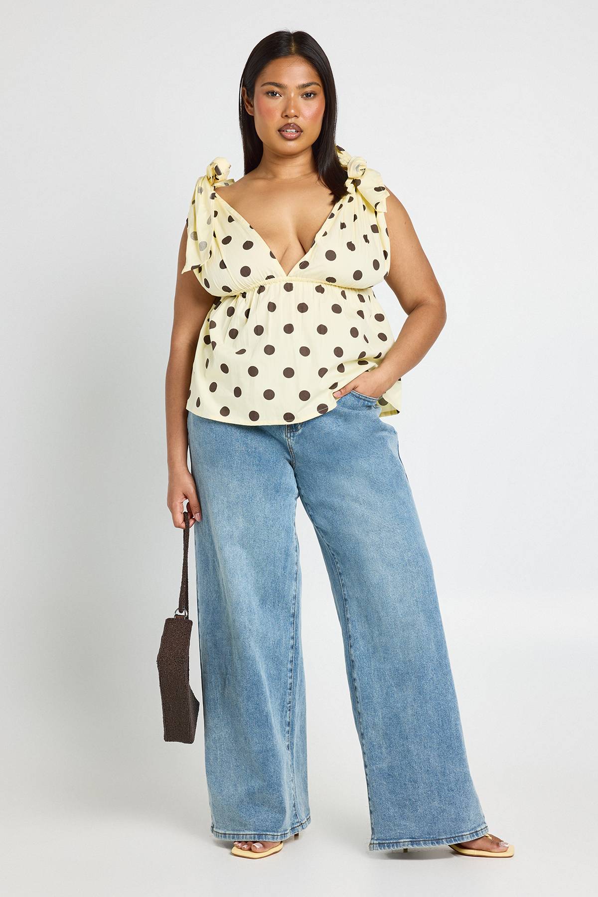 boohoo Haut Smocké Grande Taille À Pois Avec Épaules Nouées