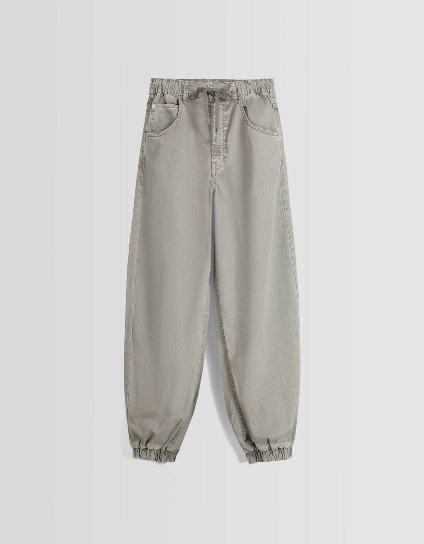 Calça jogger de algodão com cordão.