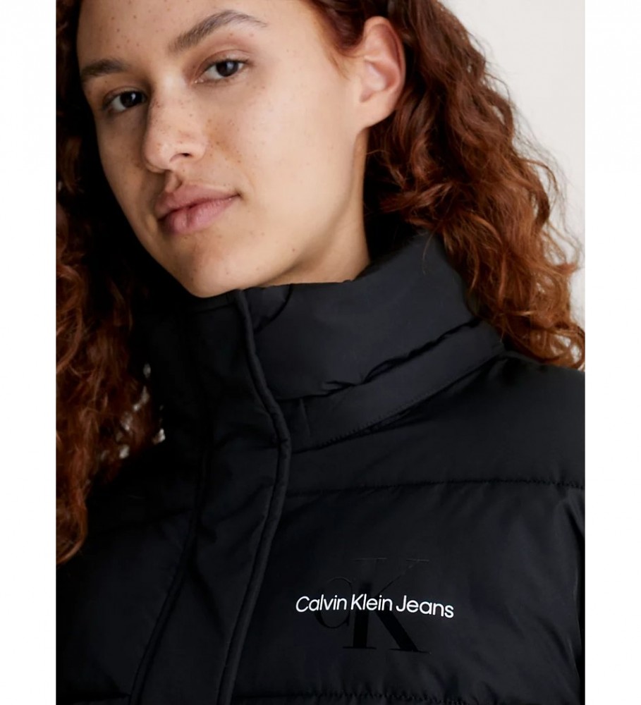 Jaqueta Calvin Klein Jeans de poliéster reciclado com capuz, preta.