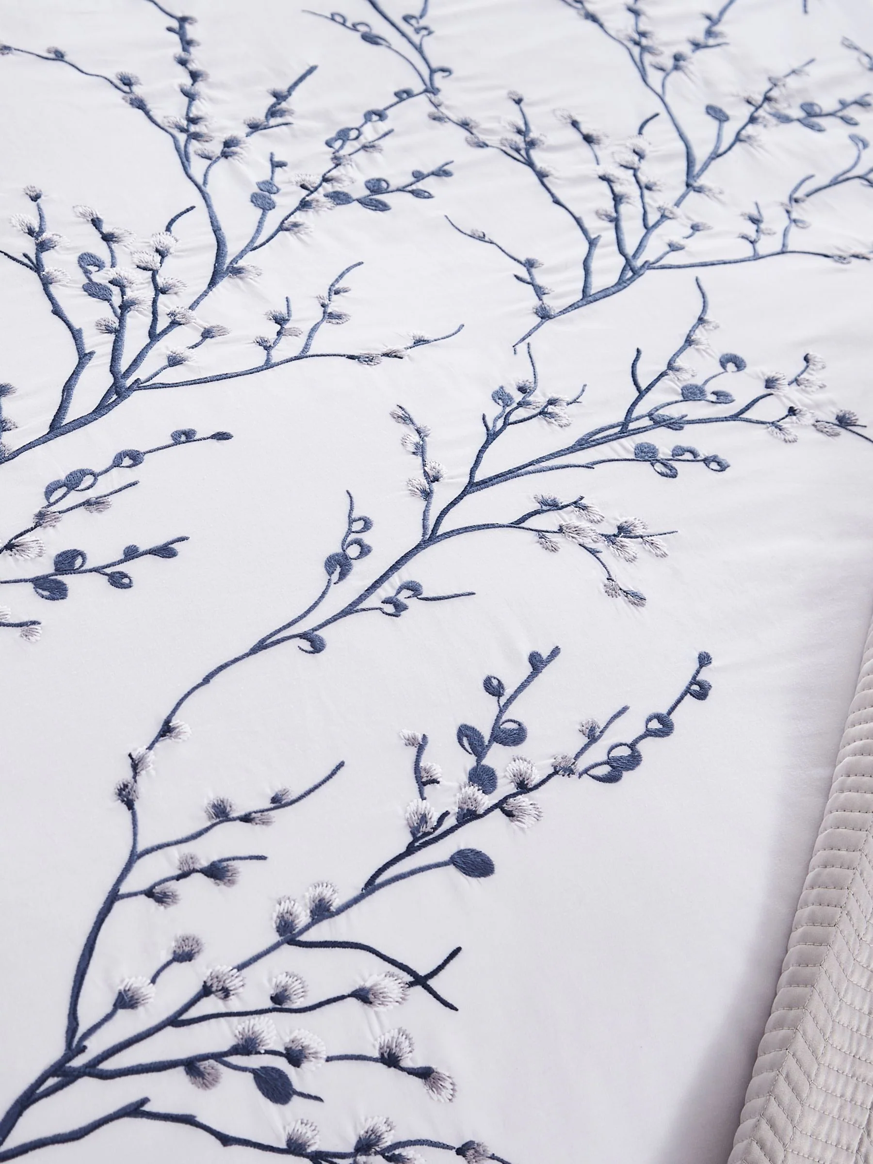 Laura Ashley 100% katoen perkal 200 draadtelling Pussy Willow Sprig geborduurd dekbedovertrek en kussensloopset