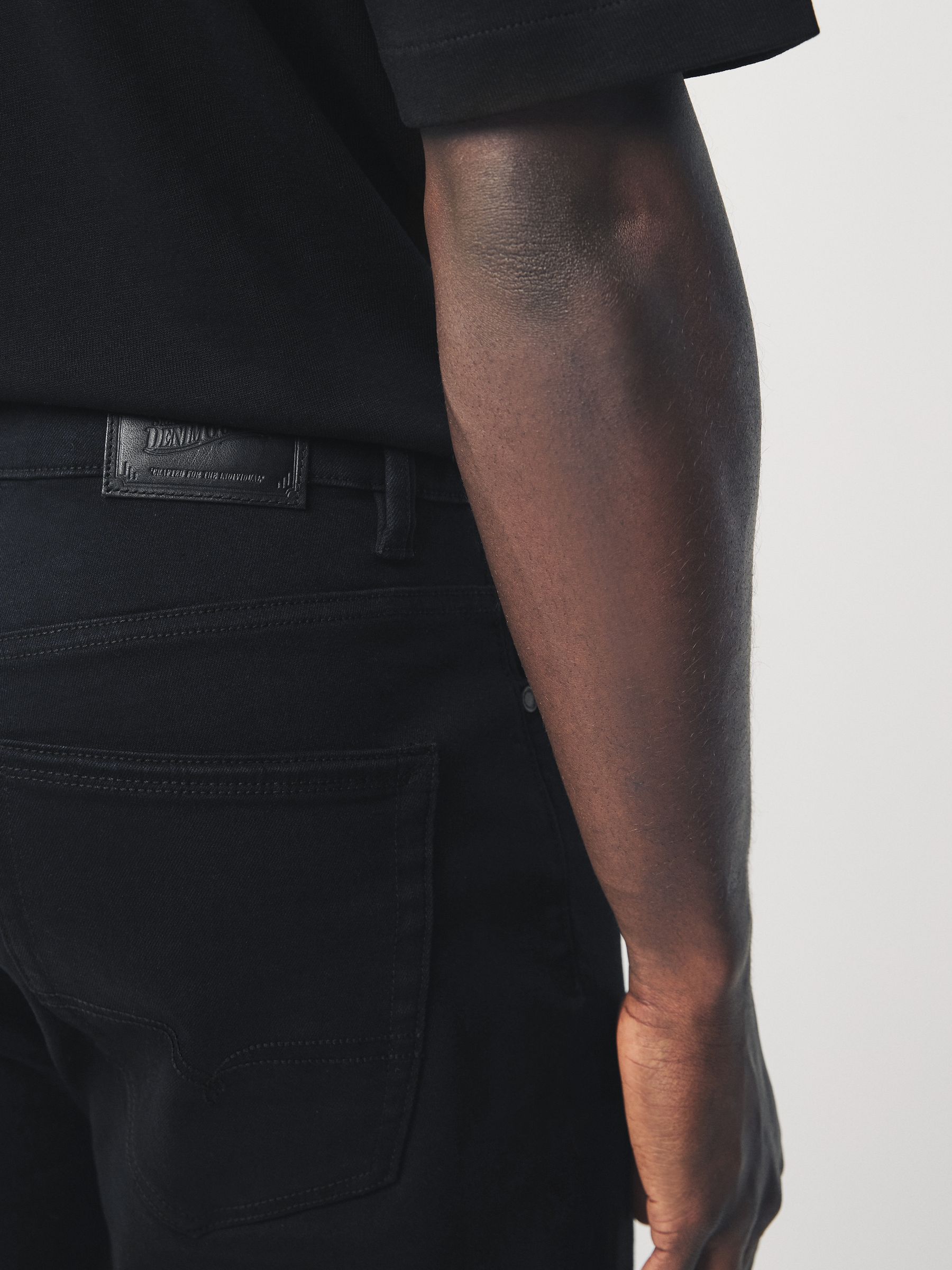 Zwart - Standaard toelopende pasvorm - Motionflex jeans