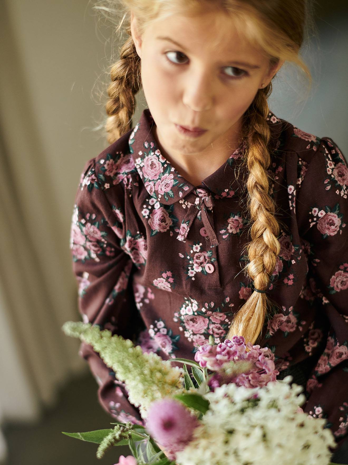 Blusa com estampa floral para meninas, estampa marrom escura.