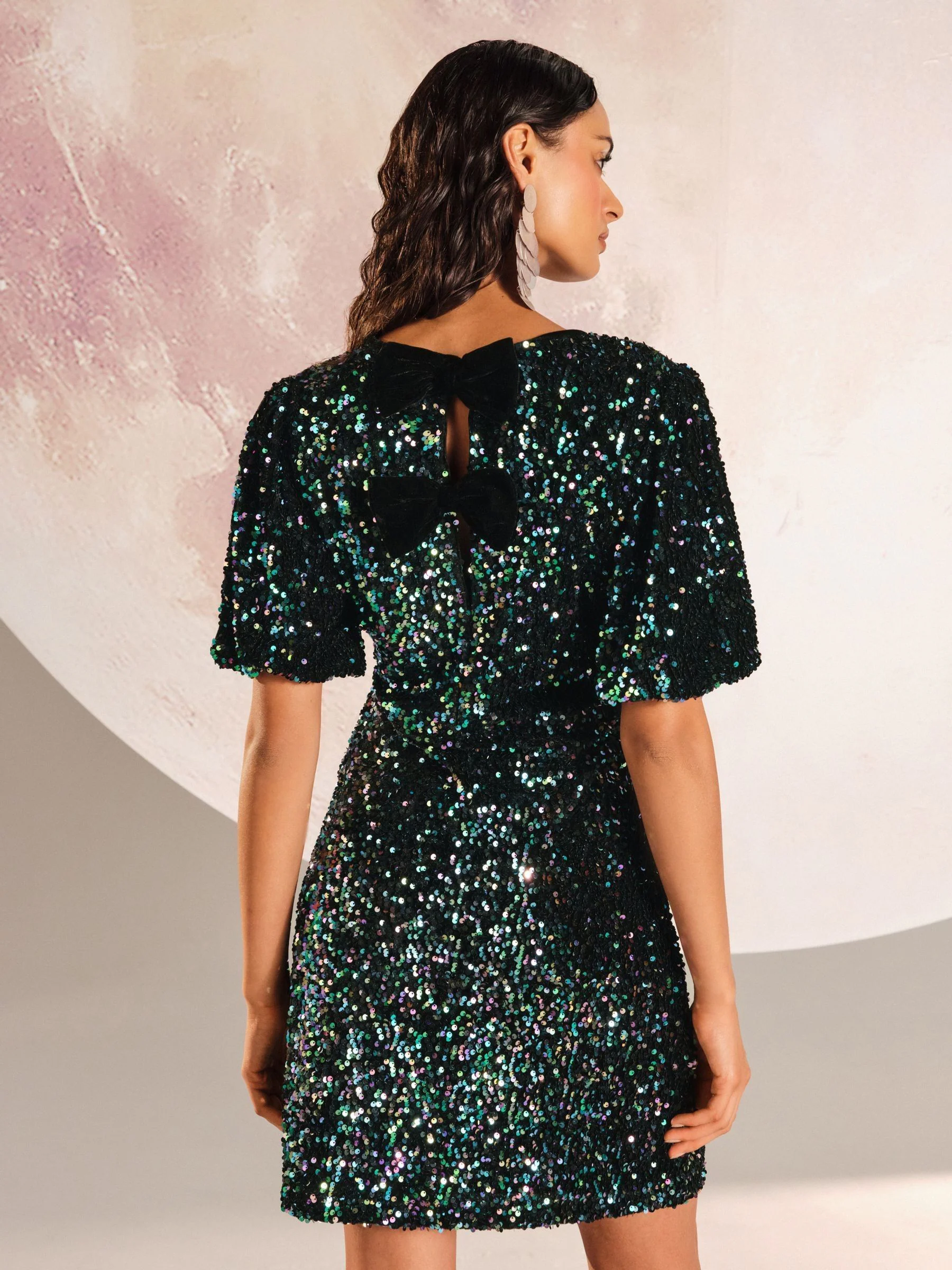 Love & Roses - Mini-jurk met lovertjes en pofmouwen