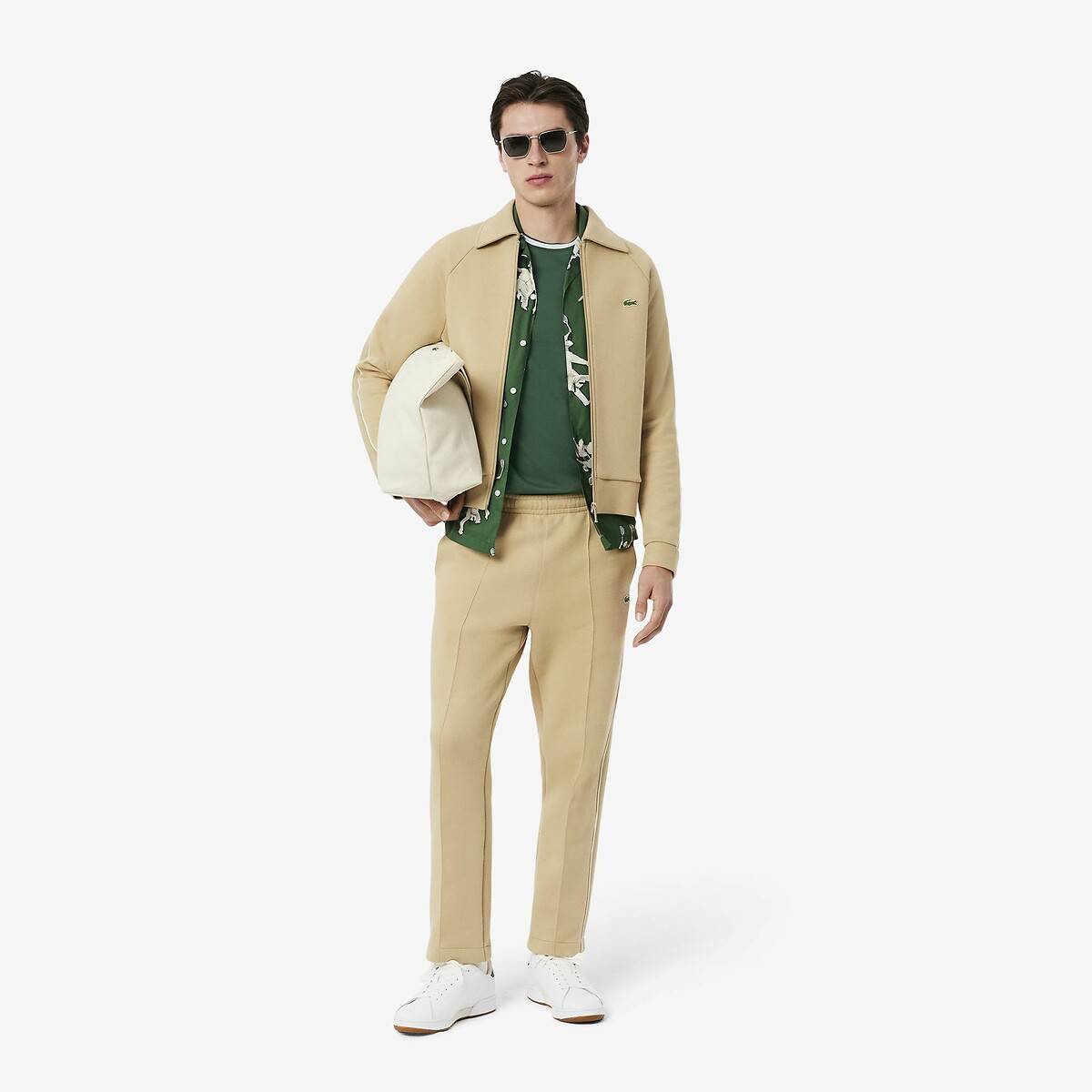 Camiseta LACOSTE com listras na gola. Modelagem regular.