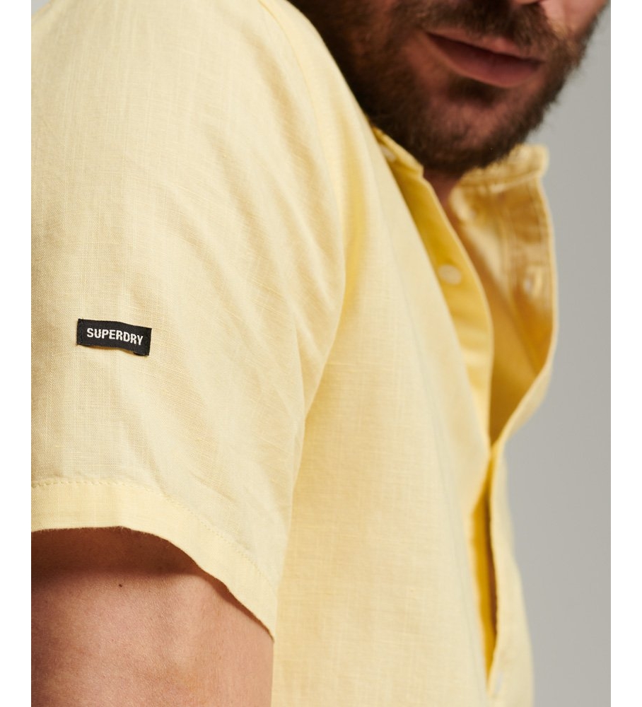 Camisa de manga curta Superdry em linho e algodão orgânico, amarela.