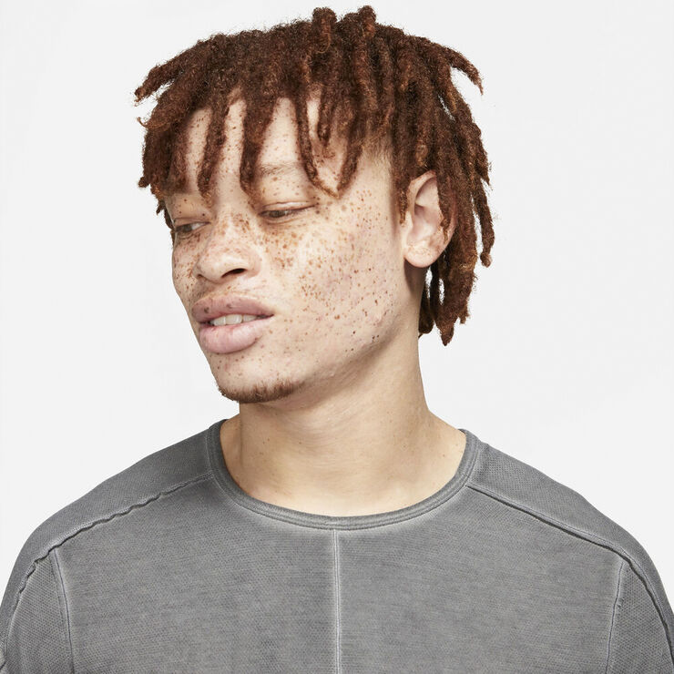 Nike Yoga Nomad Specialty Dyed T Shirt Grå