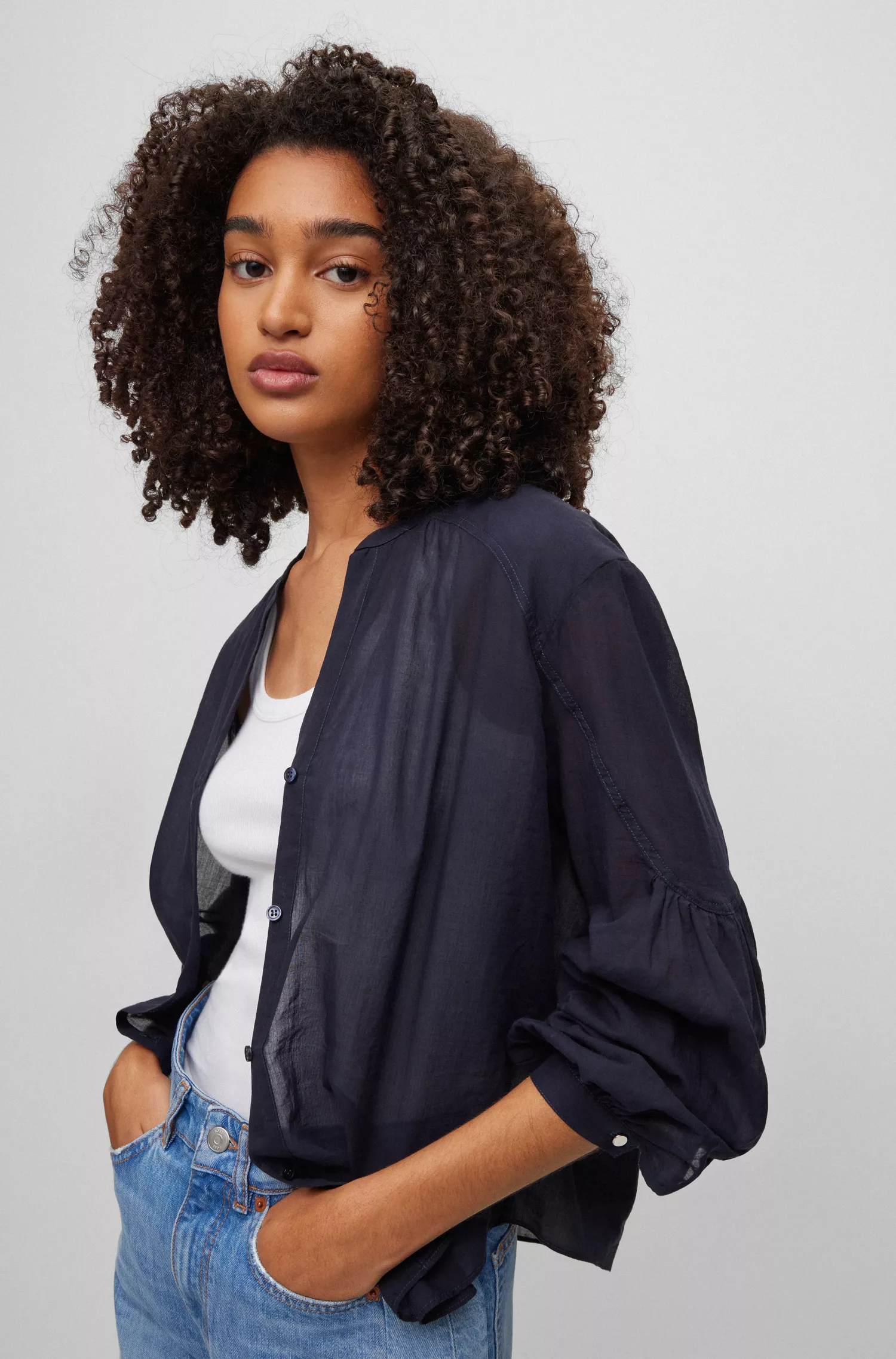 Blusa BOSS preta, modelagem relaxada e sem gola, em voile de algodão.