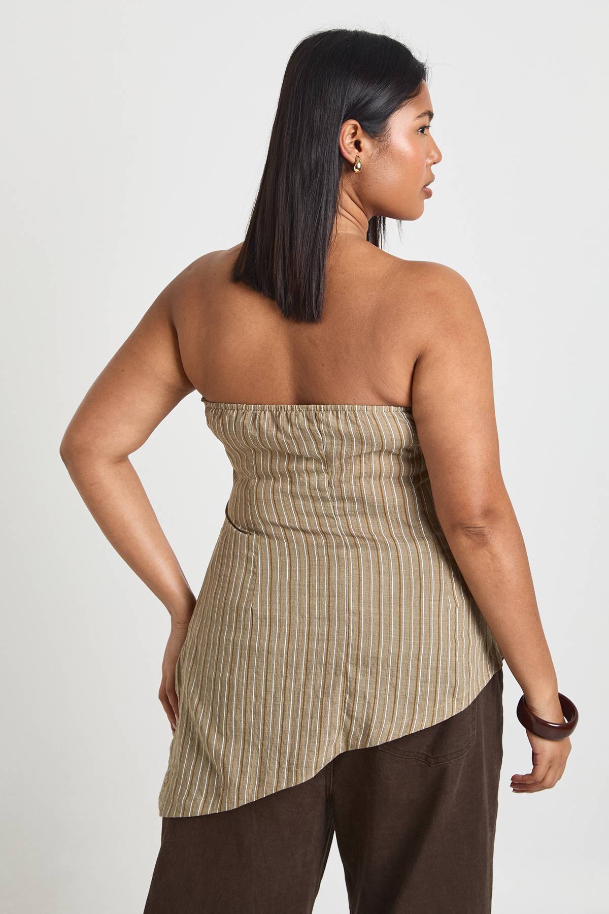 boohoo Haut Bandeau Asymétrique Flottant À Rayures Grande Taille