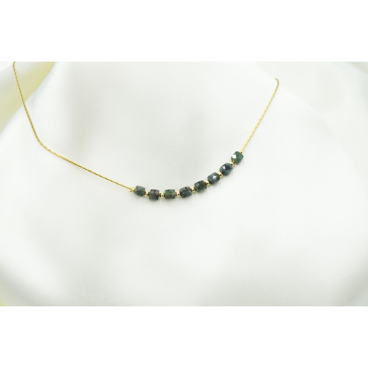 Collier orné de perles de Jadéite
