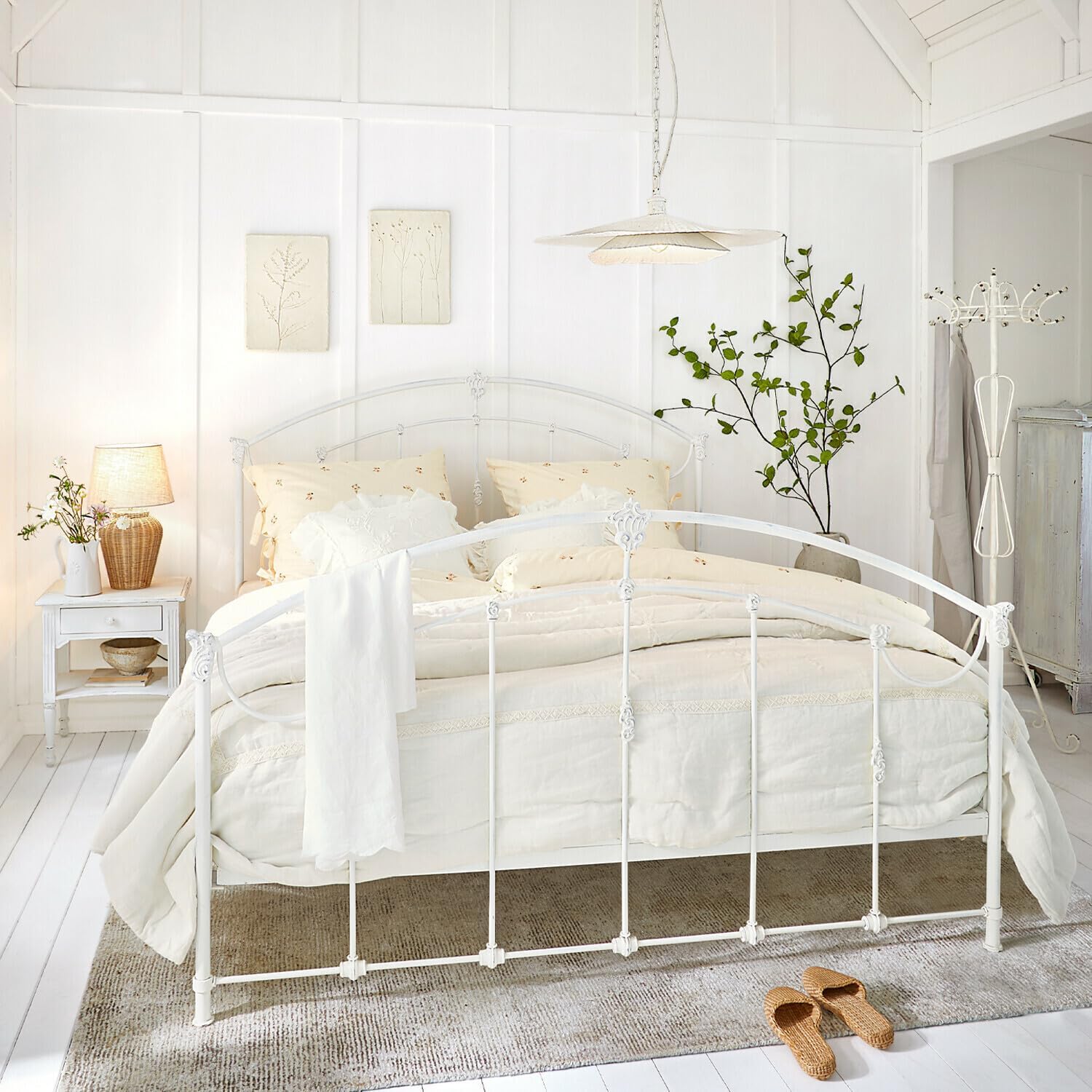 LOBERON Tischlampe Ernée, von Hand Gefertigt, Eleganter Look, Warmes & Gedämpftes Licht, Tischleuchte, Wohn-Accessoire, Eisen, Rattan, Leinen, beige