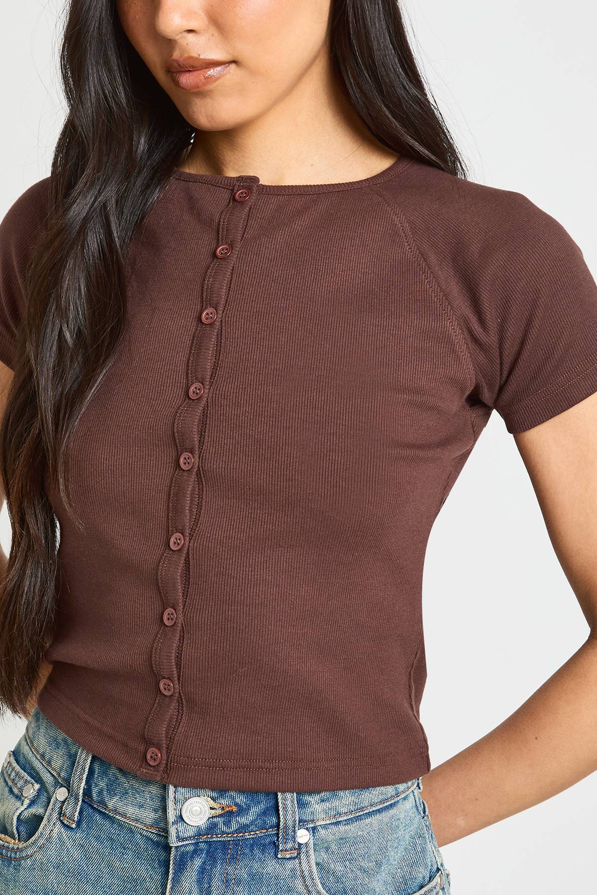 boohoo Haut Côtelé À Manches Courtes Raglan Avec Boutonnage Sur Toute La Longueur - Coupe Tall