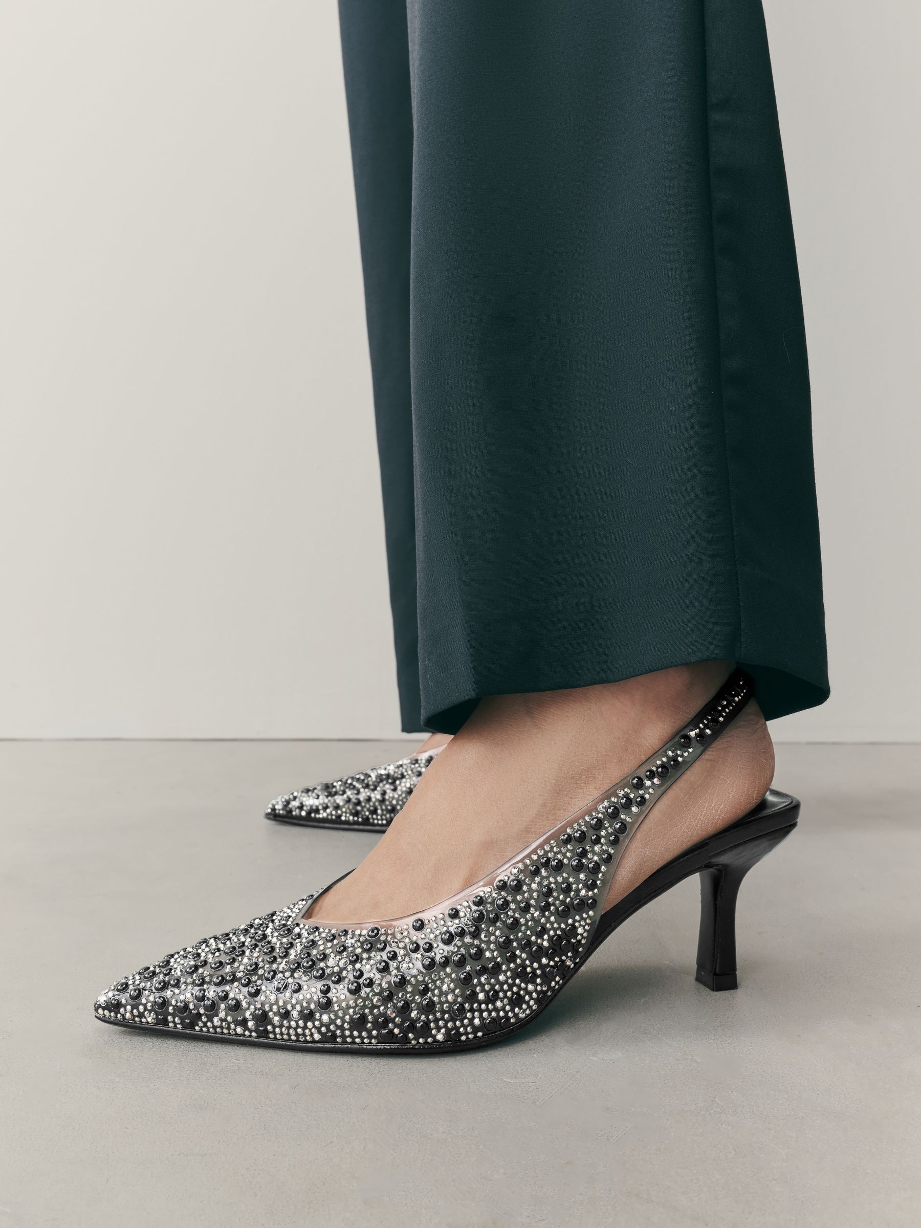 Zwart - Forever Comfort® puntige slingback-hakken met vinyl en sierstenen