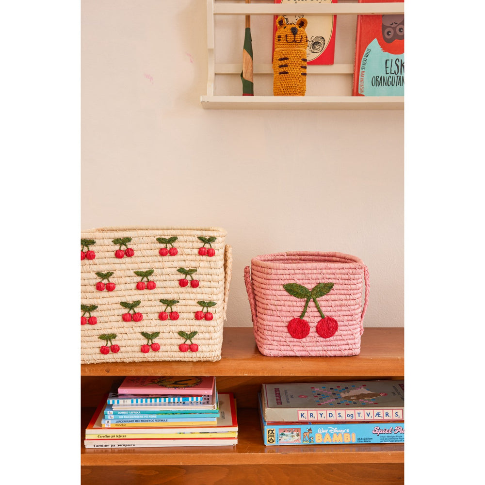 Køb Rice Raffia Square Kurv Med Big Cherry Embroidery - Raffia Handles - Small