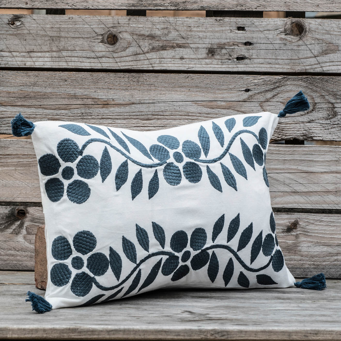 Febronie Housse de coussin Matisse brodée bleu nuit - 50x30 cm