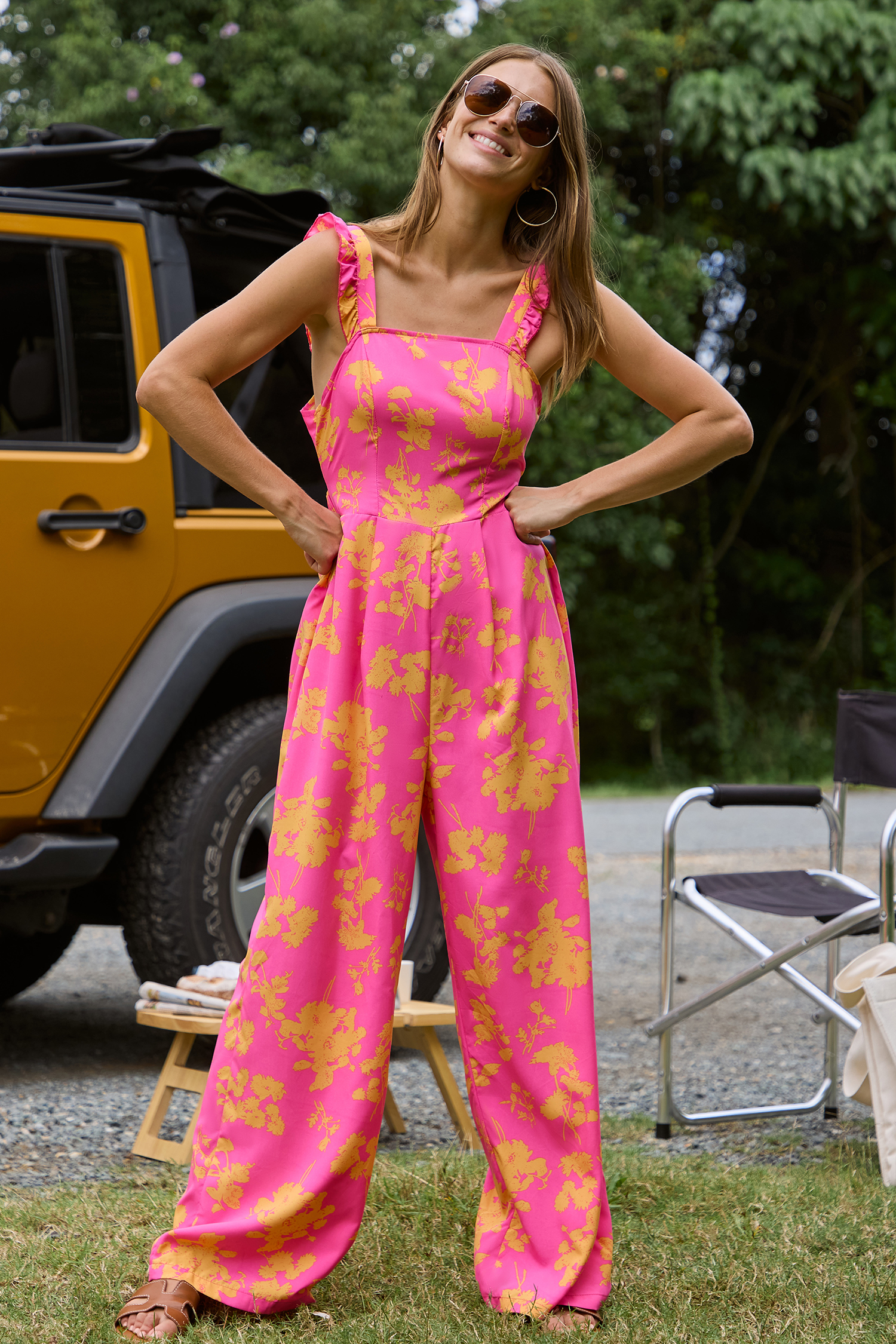 Combinaison à col carré et jambes larges rose avec fleurs jaunes