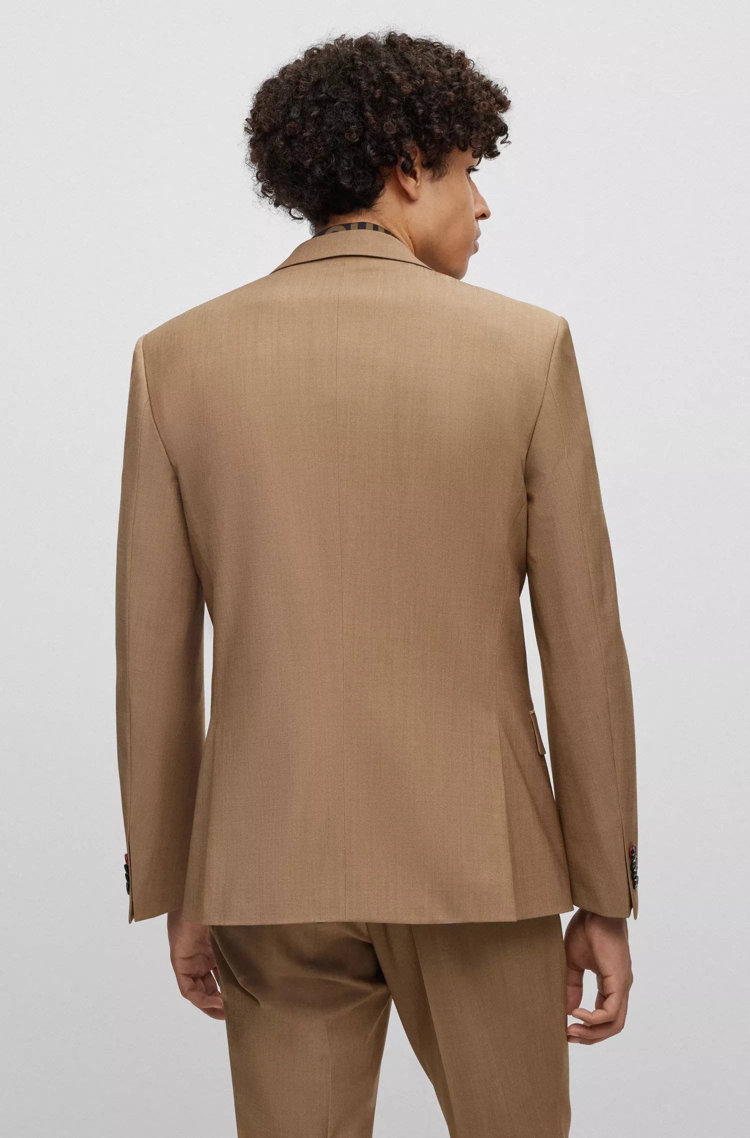 Terno HUGO vermelho de três peças, corte slim, em tecido com aparência de mohair.