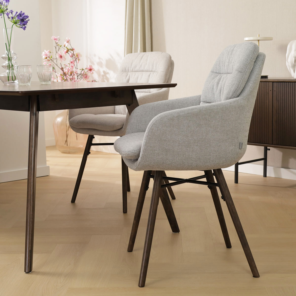 Eetkamerstoel Nena-mia beige - walnoot houten onderstel
