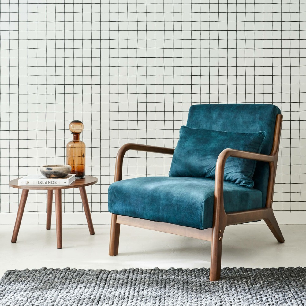 Fauteuil en velours bleu pétrole. Pieds bois d'hévéa teinté noyer clair. 1 place droit fixe. Pieds compas scandinave
