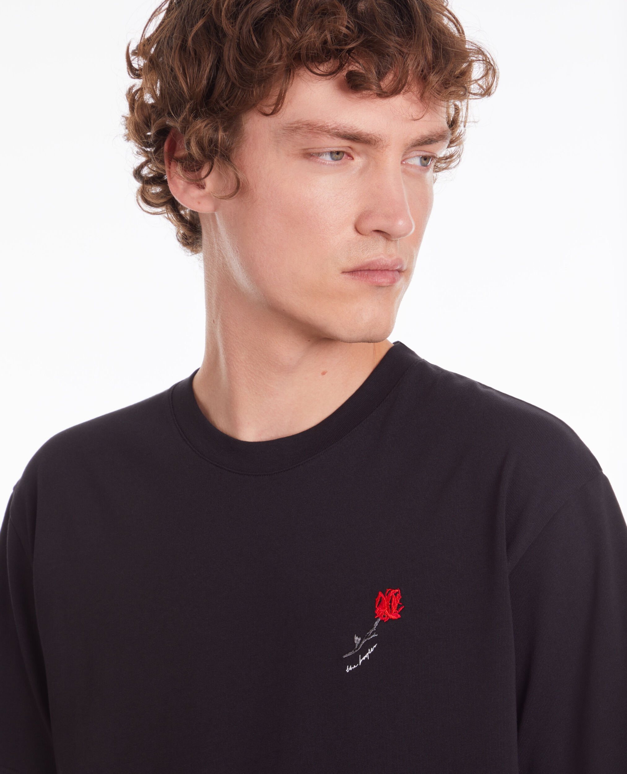 T-shirt noir avec broderie fleur
