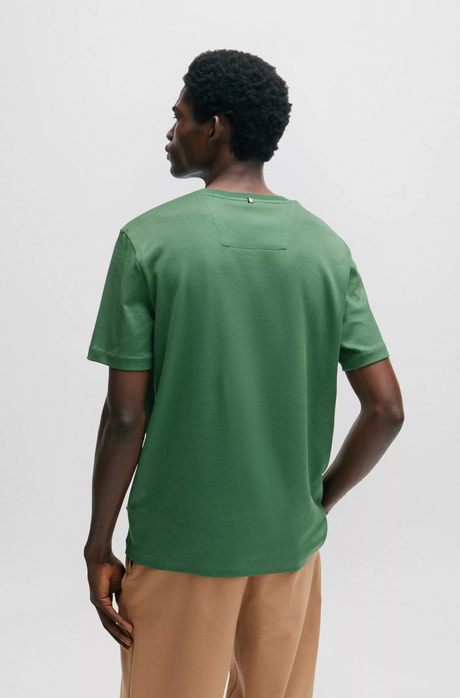 Camiseta BOSS preta em algodão estruturado com acabamento mercerizado.