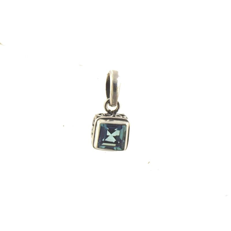 Pendentif en argent et topaze bleue facettée