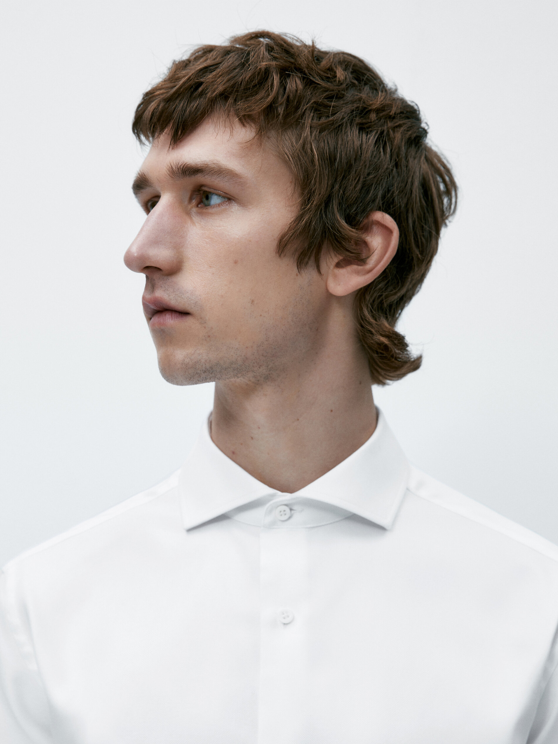 Camisa estruturada slim fit de fácil passar - BRANCA