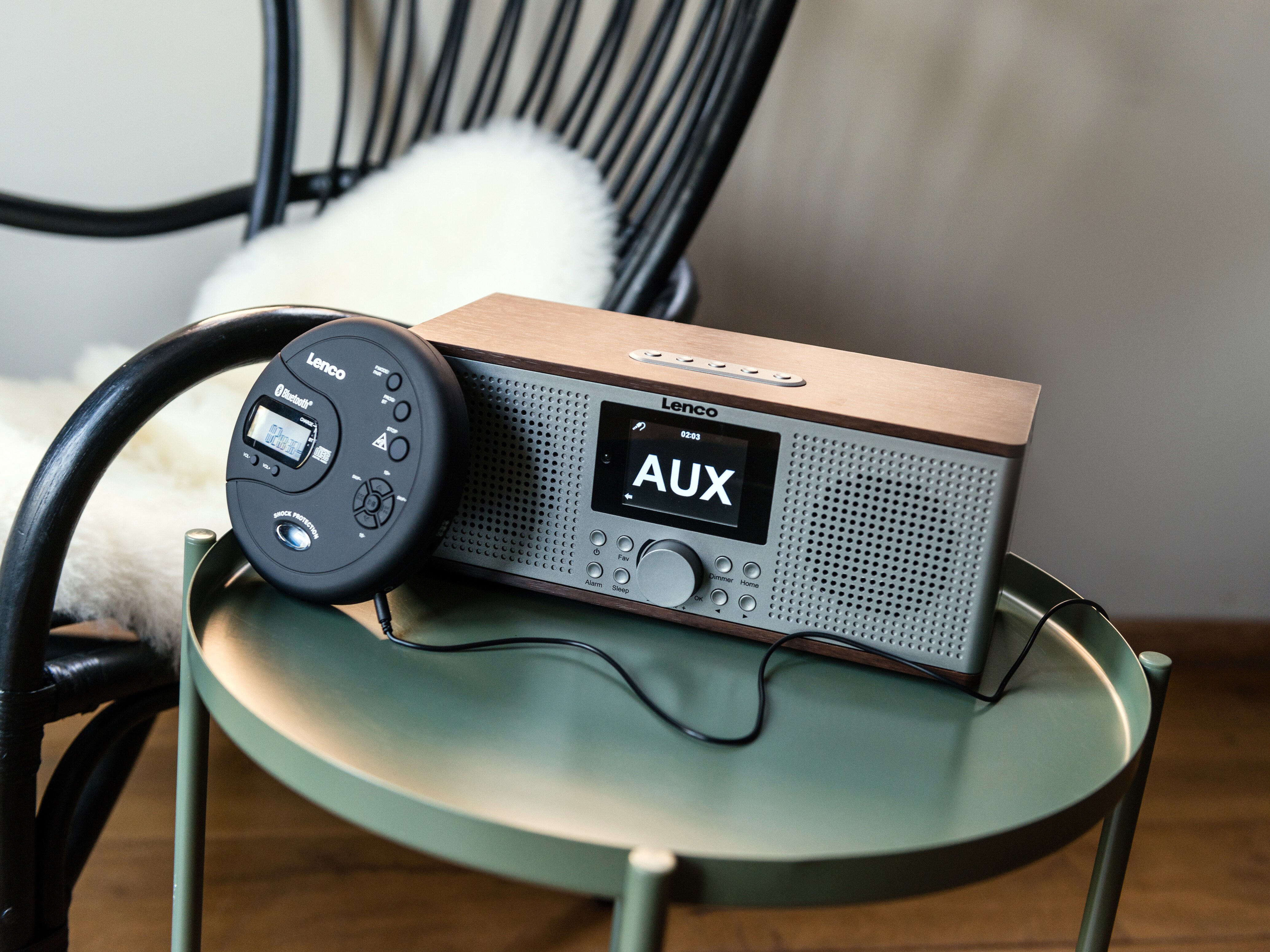 Lenco CD-300BK - Tragbarer Bluetooth CD-MP3-Player mit Stoßschutz