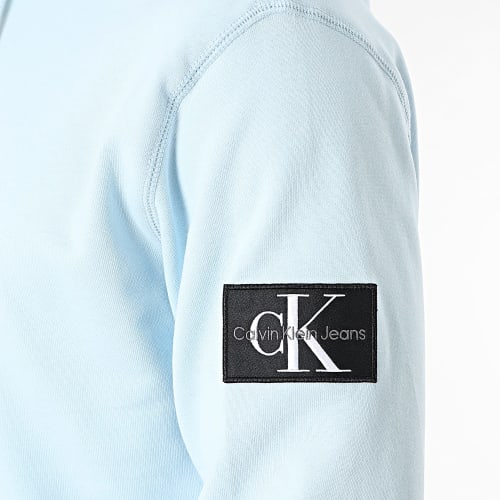 Sweat Capuche Badge 3430 Bleu Clair