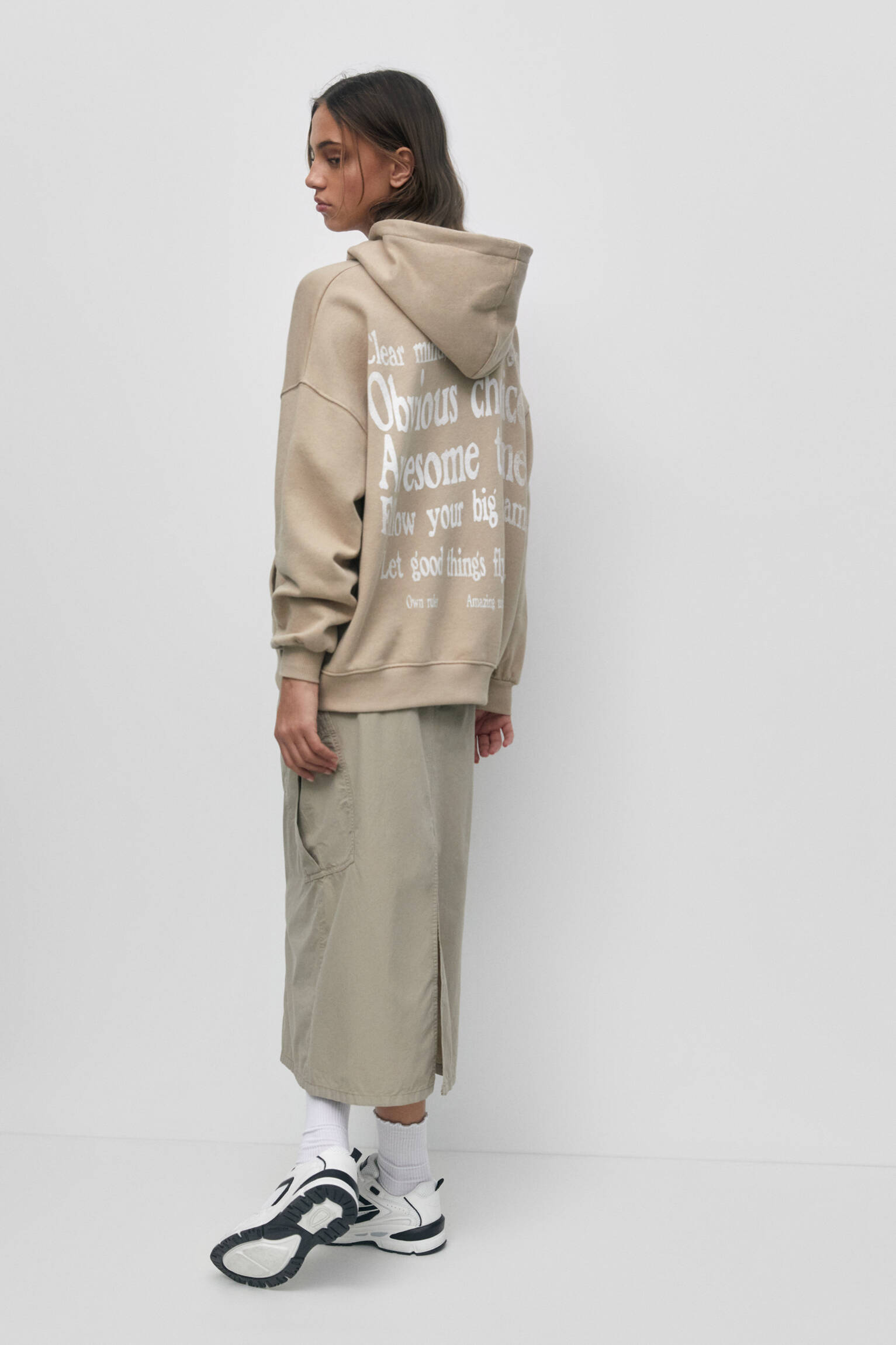 MOLETOM OVERSIZED COM ESTAMPA DE BORBOLETA - COR PEDRA