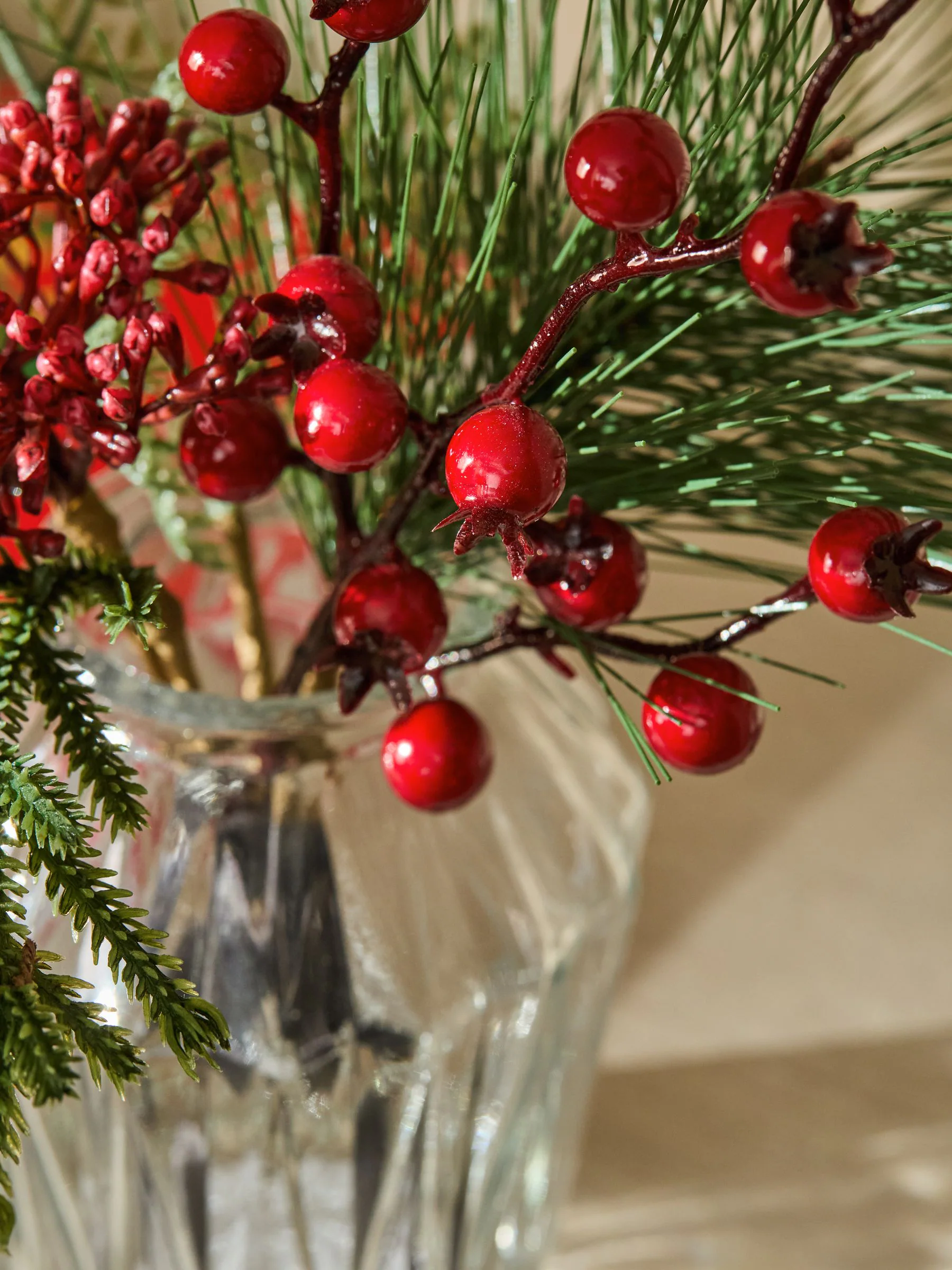 Winterbessenarrangement in glazen vaas