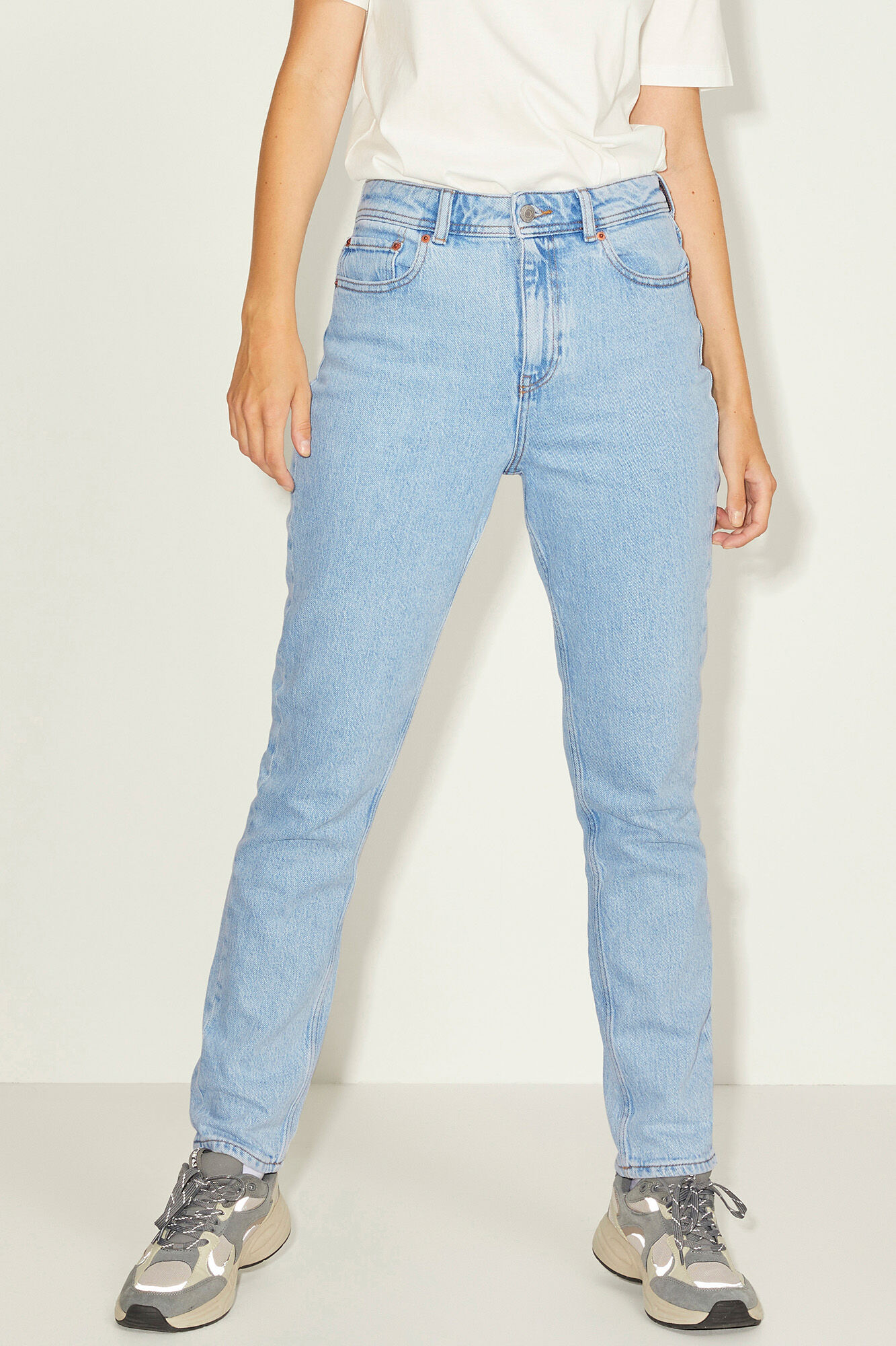 calça jeans reta clara