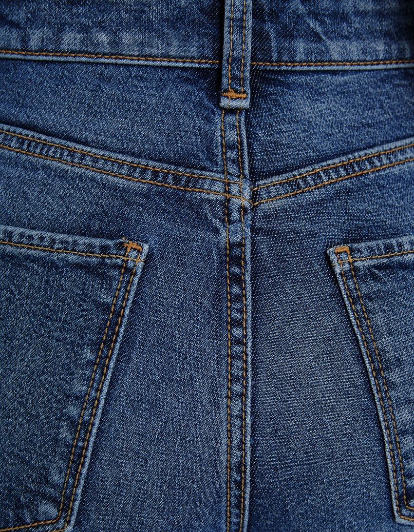 Calça jeans reta confortável com fenda lateral