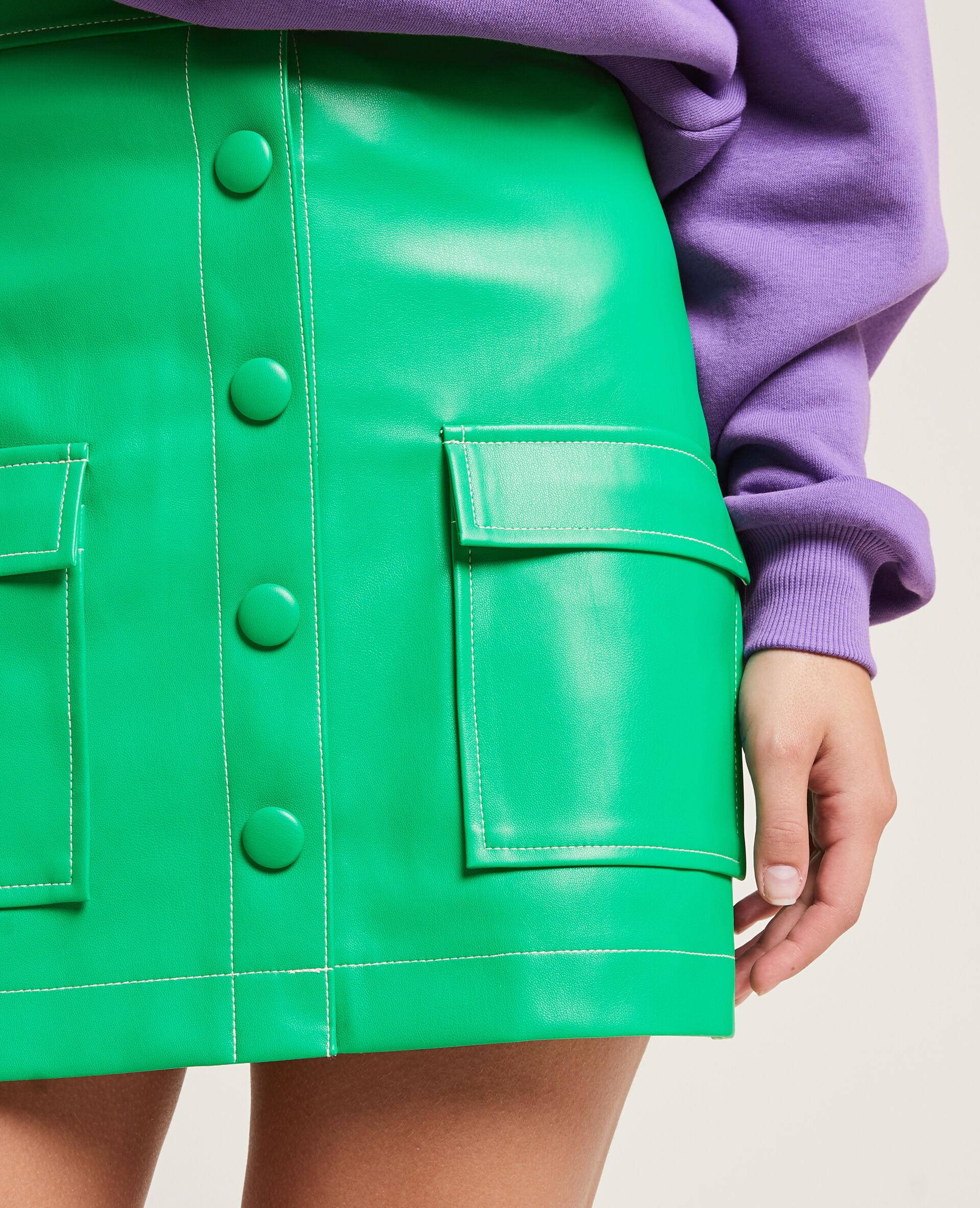 Jupe courte boutonnée en simili cuir - Vert
