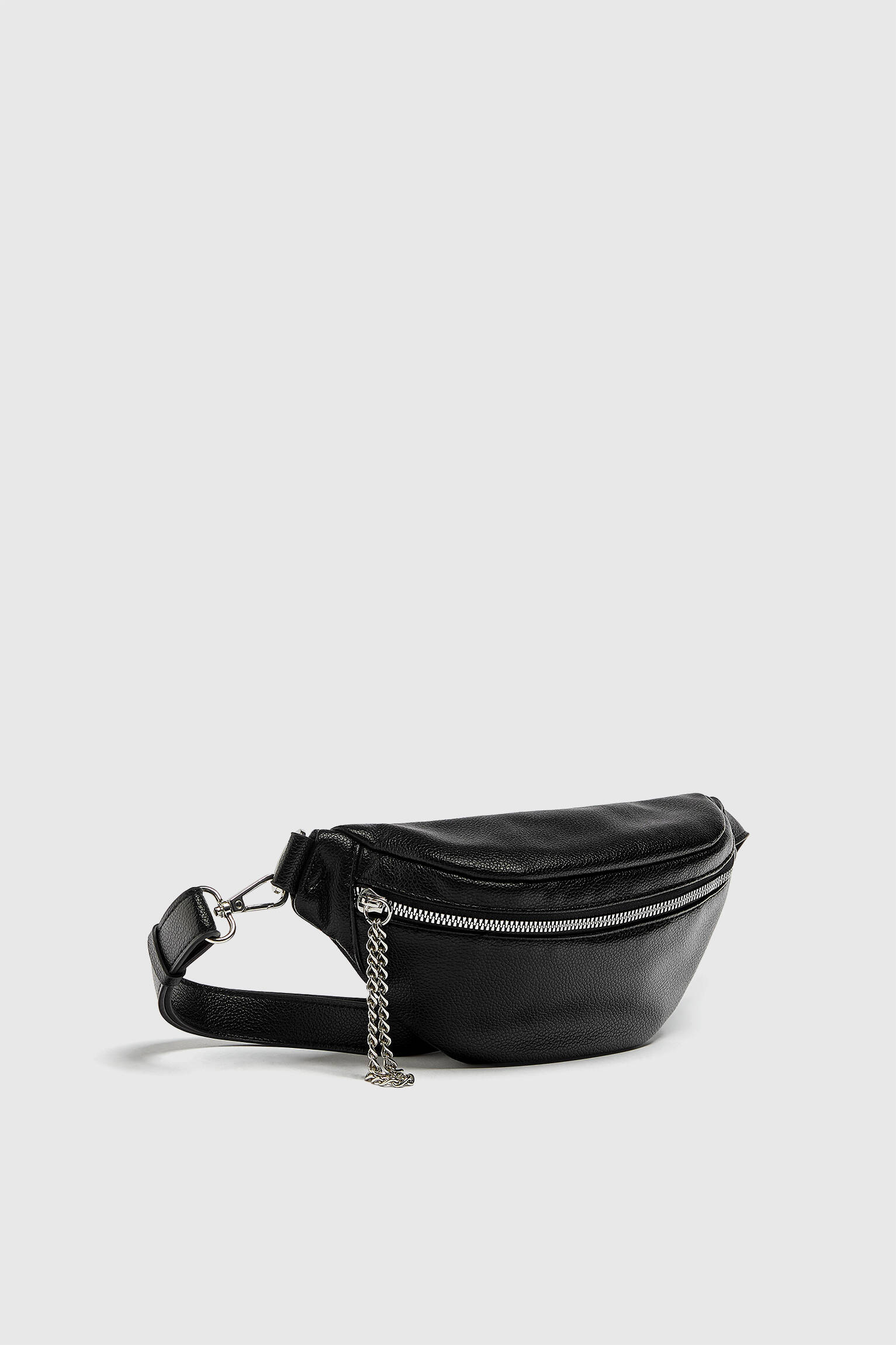 Bolsa de cintura com detalhe de corrente - preta