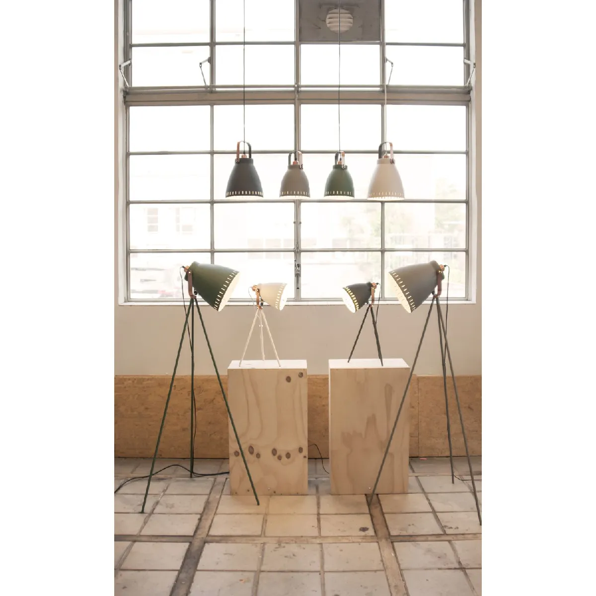 Leitmotiv Lampadaire trépied Mingle - Gris