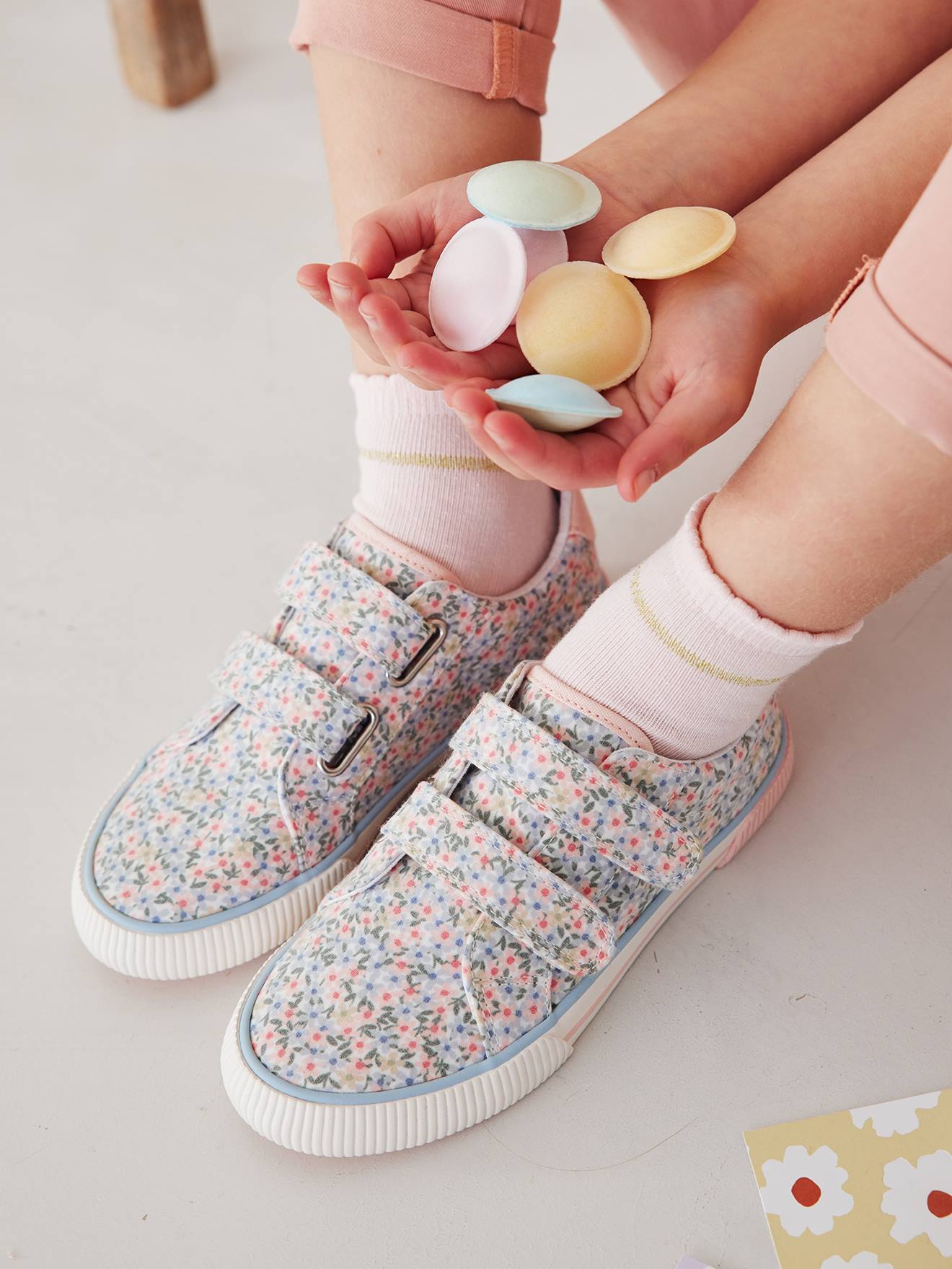 Tênis infantil de lona com fecho de velcro rosa
