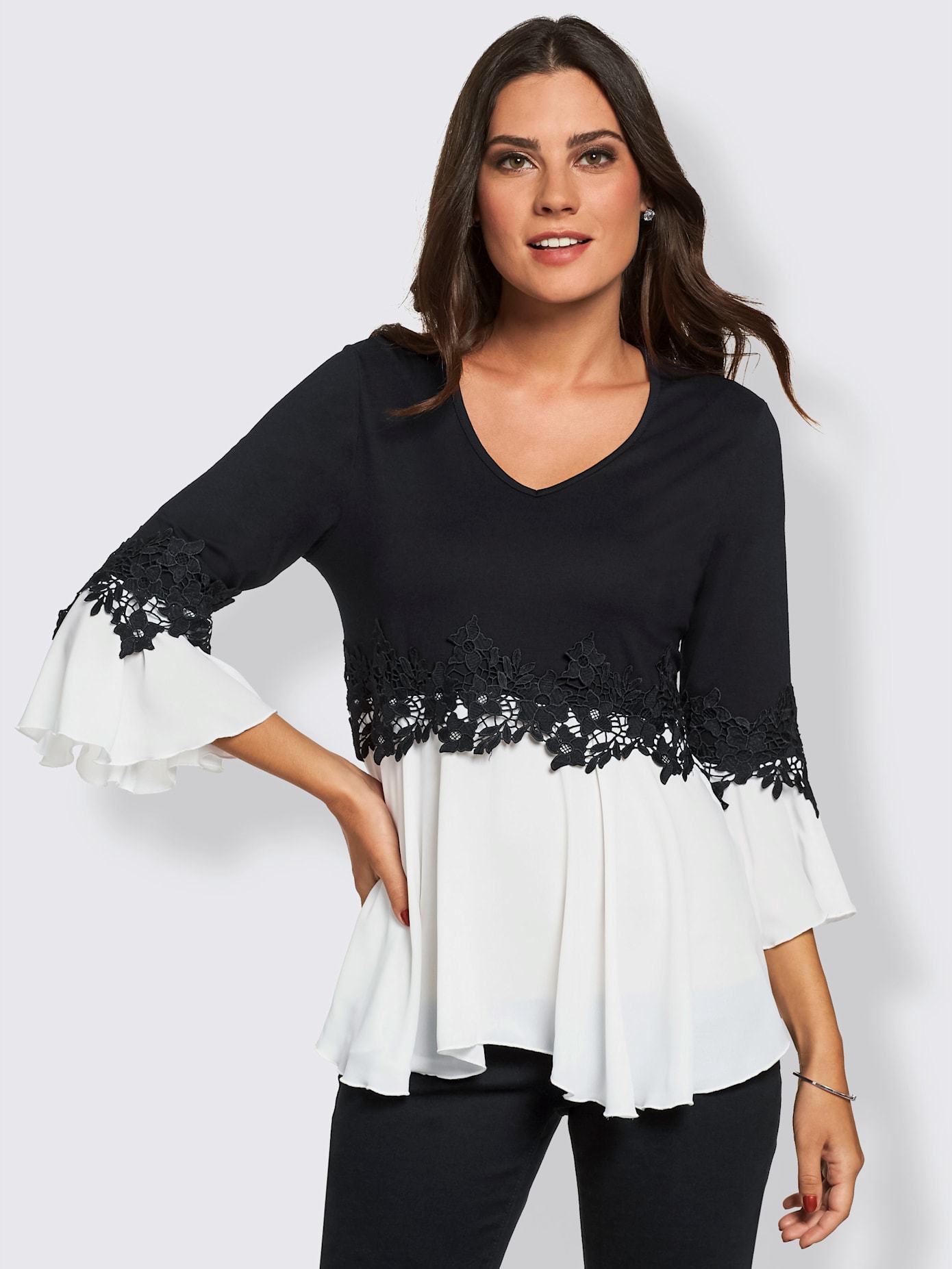 T-shirt bicolore souple ornée dentelle fleurie