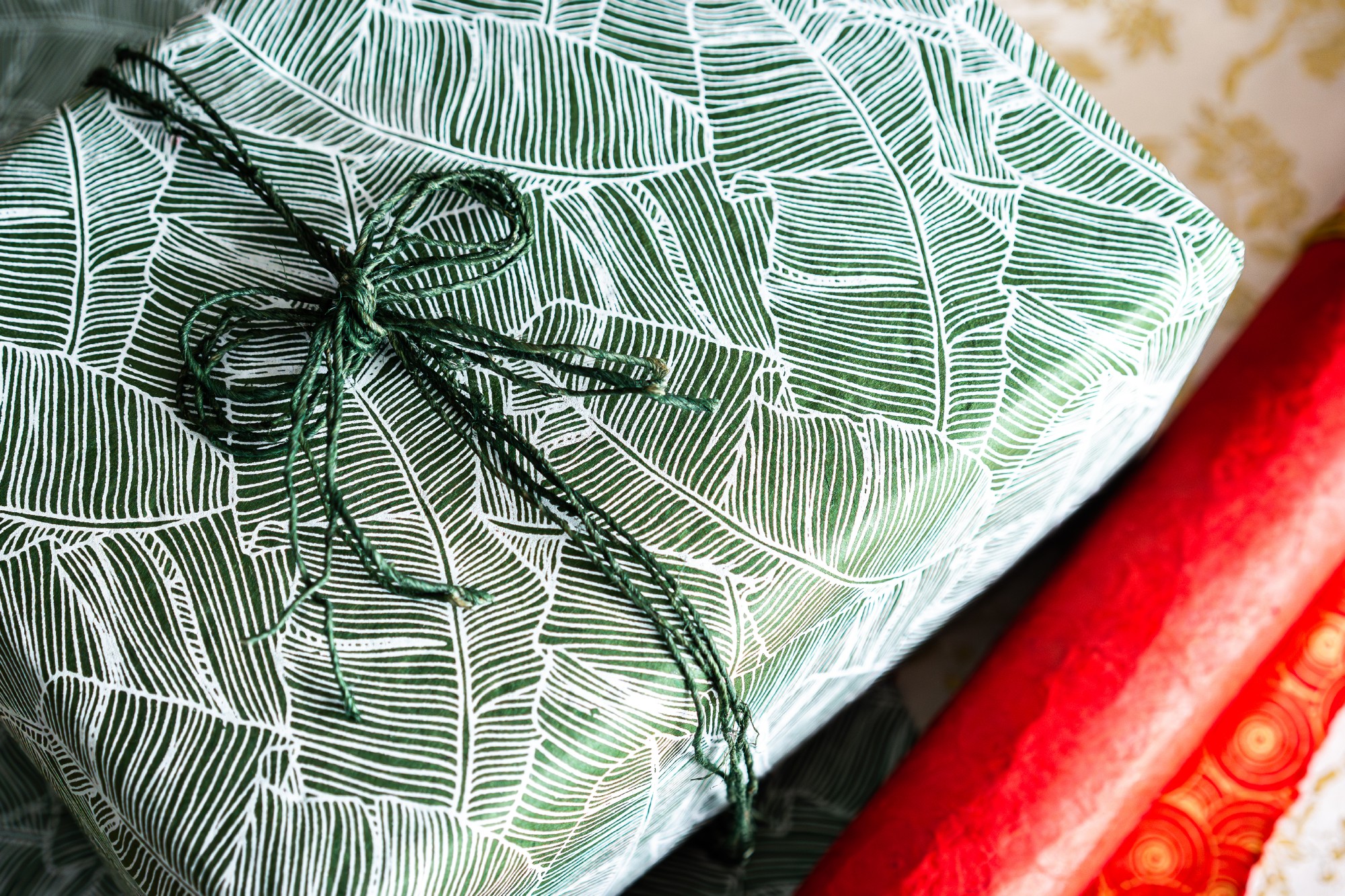Geschenkpapier 'Palmblätter' grün-weiß, B 76 cm, L 51 cm günstig bestellen