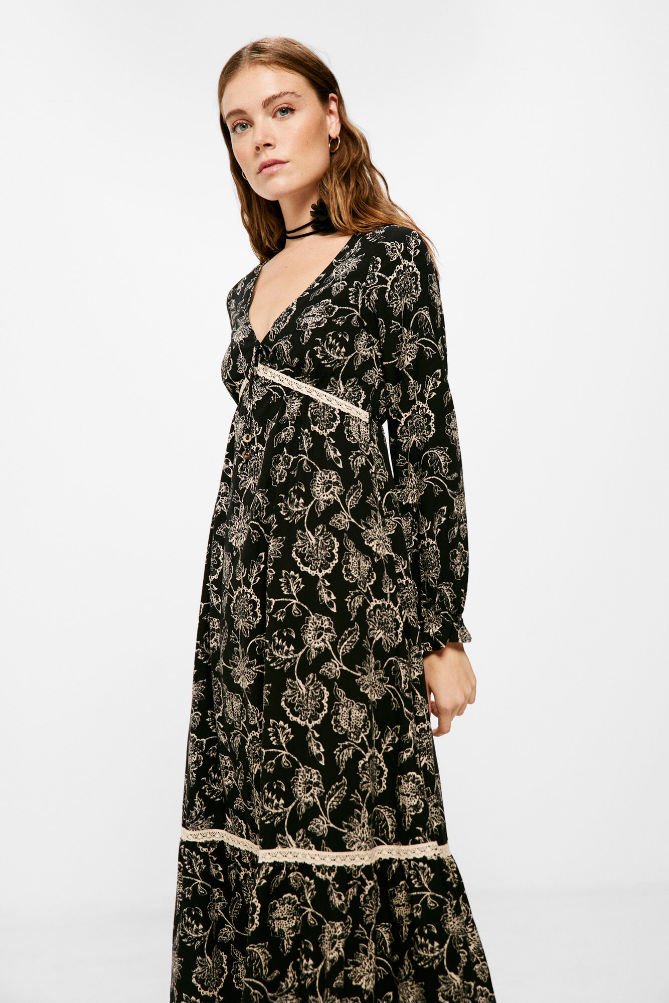 Vestido midi de renda contrastante