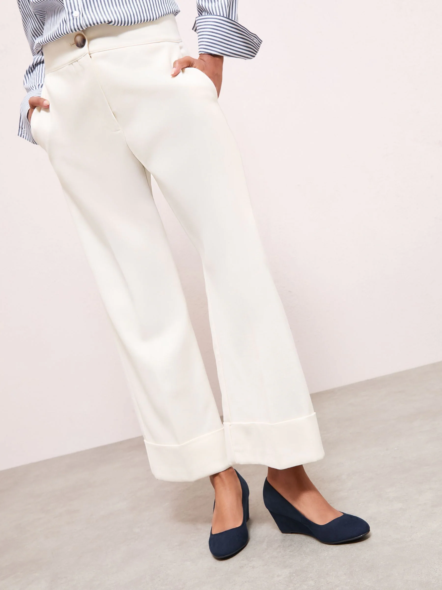 Marineblauw - Friends Like These pumps met ronde neus en middelhoge sleehak
