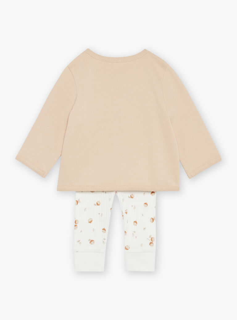 Haut beige, legging écru et chaussettes caramel