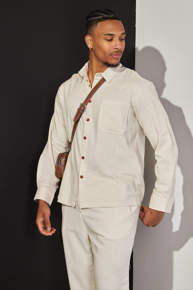 Chemise en lin beige à boutons rouge