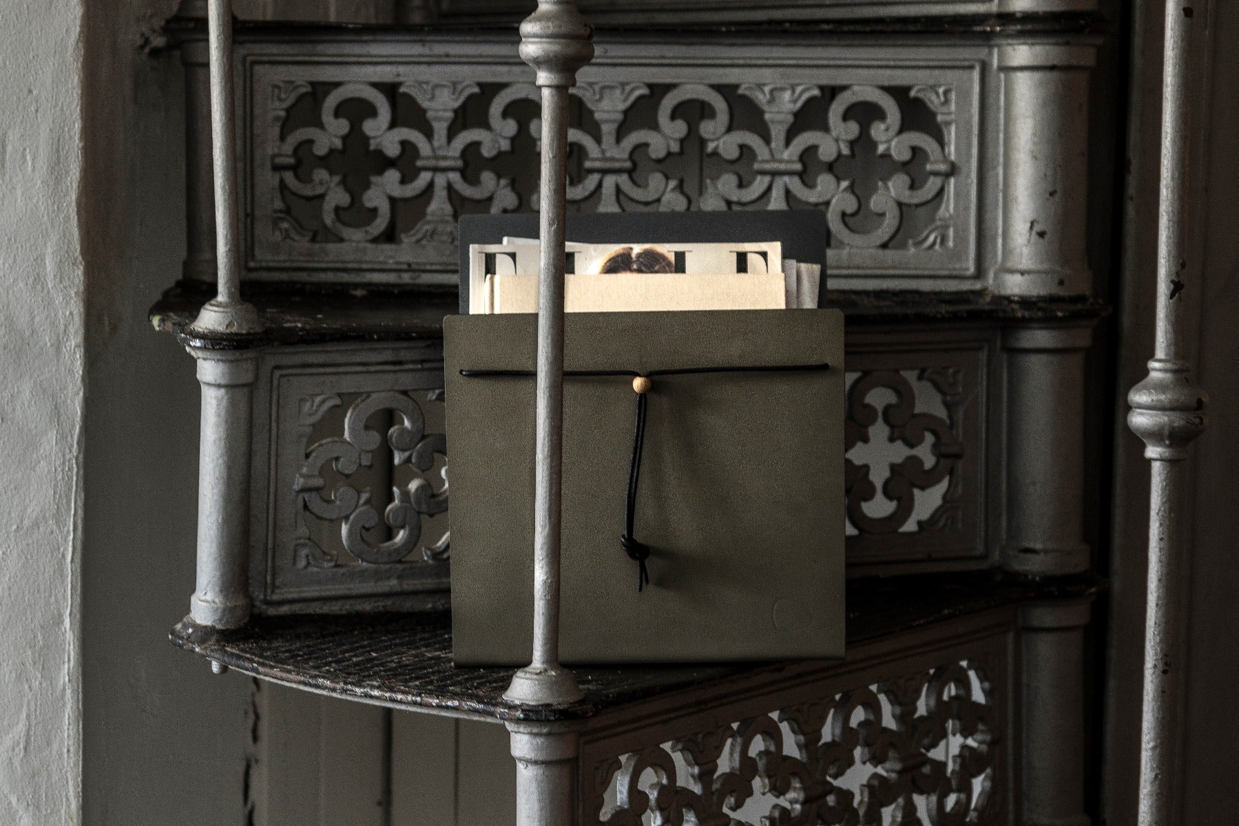 LIND DNA  Magasinholder, nupo sort - 31x25x11 cm.