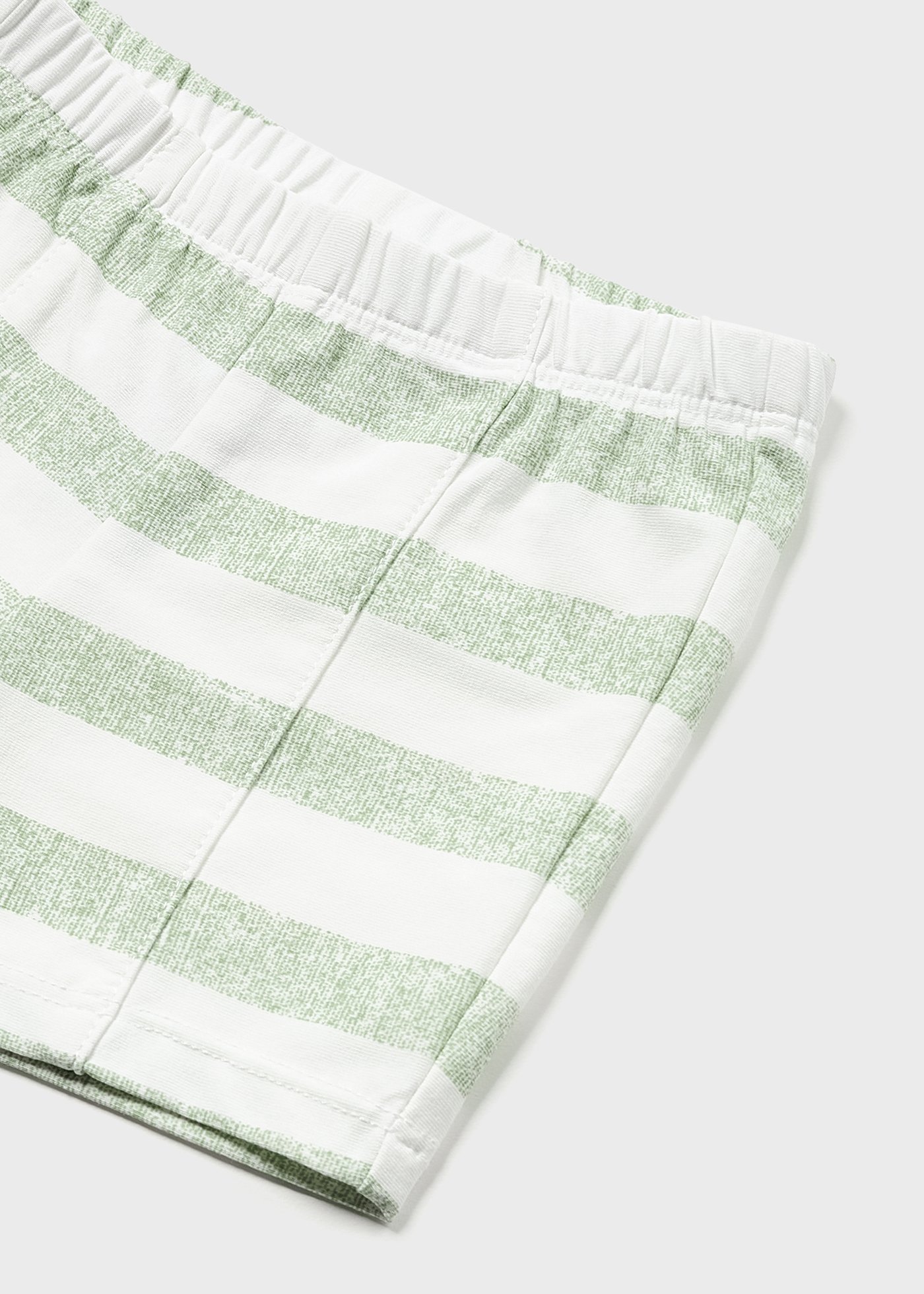 Conjunto de 4 peças em algodão sustentável para recém-nascidos.