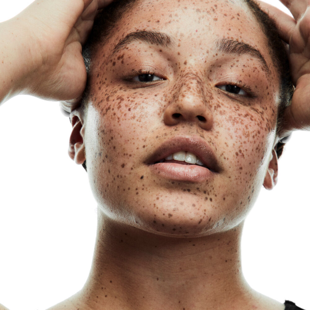 Nu Bare Look Tint  FOND DE TEINT POUR LA PEAU FLEXIBLE ET MODULABLE. ENRICHIE EN ACIDE HYALURONIQUE. - Nu_10
