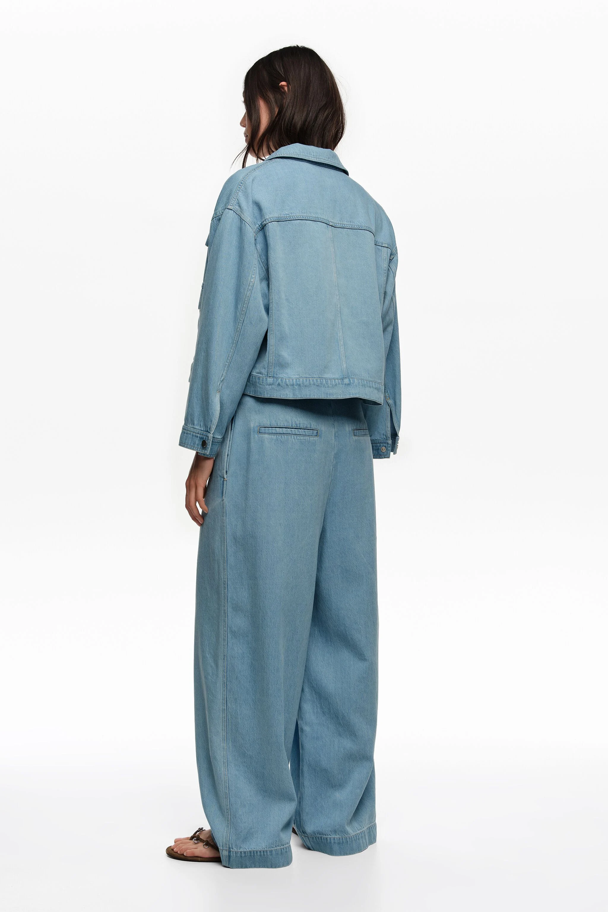 Jaqueta jeans azul-clara fluida e quadrada