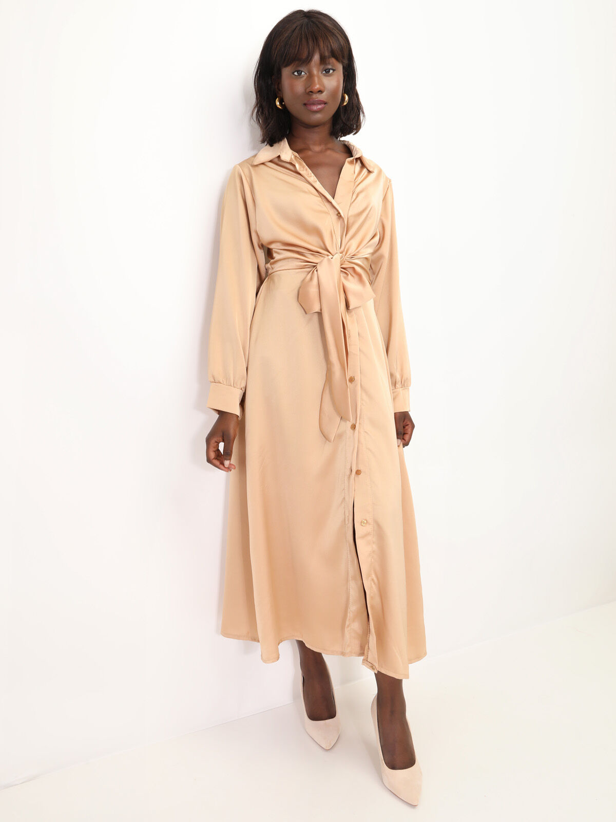 Robe chemise longue et satinée à nouer- Doré