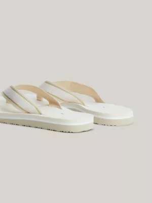 Chinelo de dedo com tiras metálicas